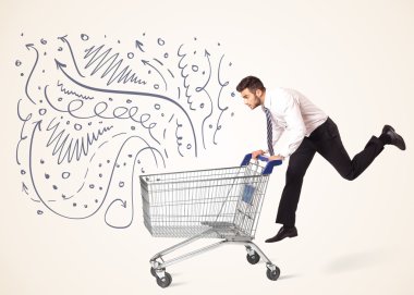 Alışveriş arabalı bir iş adamı.