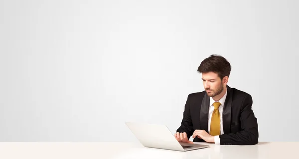 Homem de negócios com fundo branco — Fotografia de Stock