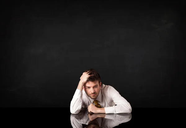 Geschäftsmann sitzt am Schreibtisch — Stockfoto