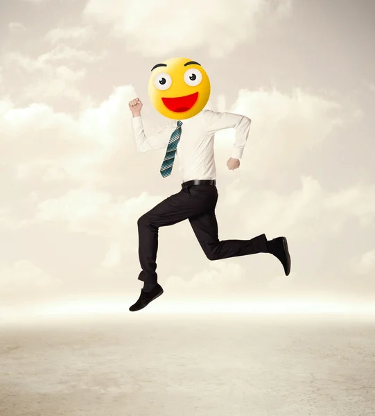 Affärsman bär gul smiley ansikte — Stockfoto