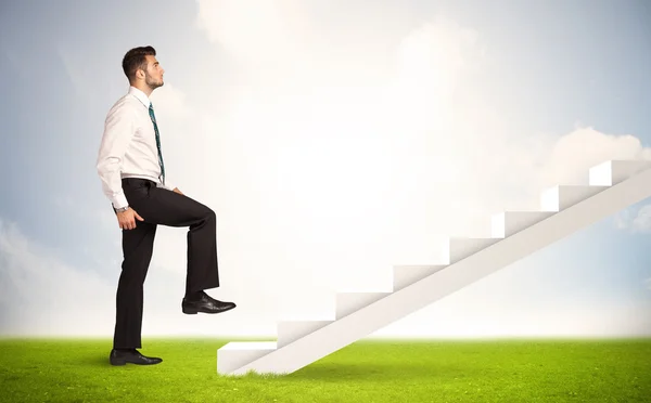 Persona de negocios subiendo por la escalera blanca en la naturaleza — Foto de Stock