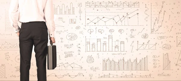 Empresário com diagramas e gráficos — Fotografia de Stock