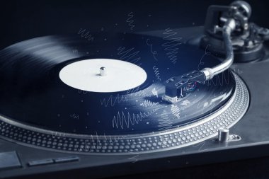 Turntable elle çizilmiş çizgilerle müzik çalıyor