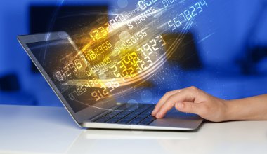 Modern defter üzerinde gelen sayı teknoloji veri ile yazarak adam