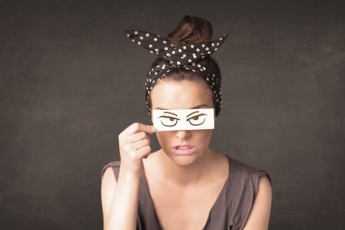 Elinde kızgın göz çizimi olan genç bir adam. 