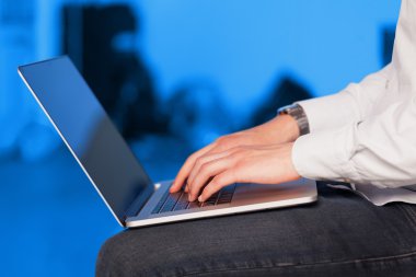 modern dizüstü bilgisayar üzerinde renkli backgrou basarak işadamı