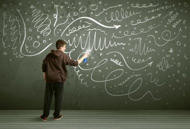 Genç şehir ressamı çiziyor