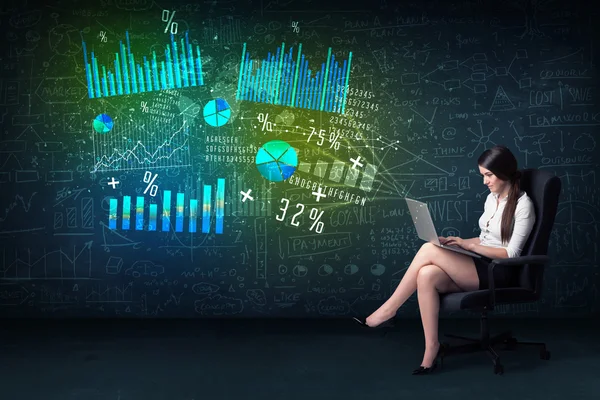 El ve yüksek teknoloji grafik içinde laptop ile Office işkadını — Stok fotoğraf