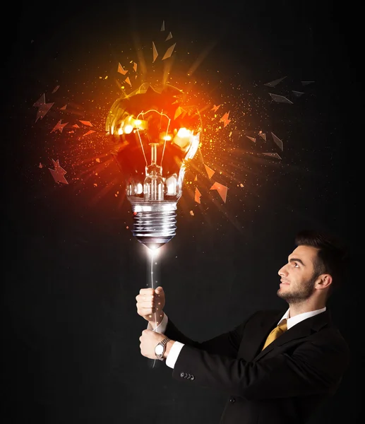 Zakenman met een explosie lamp — Stockfoto
