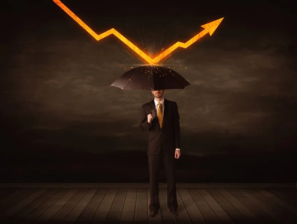Бізнесмен стоїть з парасолькою, тримаючи помаранчеву стрілку — стокове фото