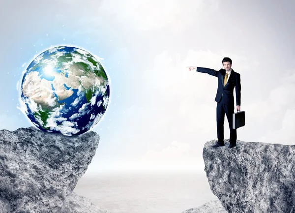 İşadamı küre rock dağda