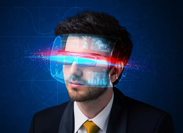 Homme avec de futures lunettes intelligentes de haute technologie — Photo