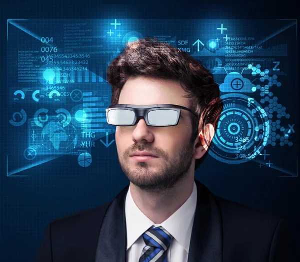 Ung man tittar med futuristiska smarta high tech glasögon — Stockfoto