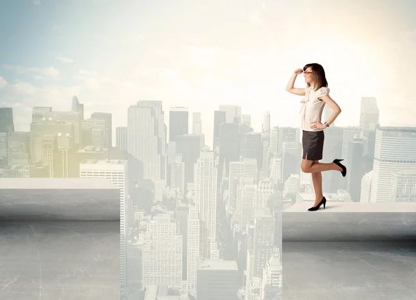 Businesswoman standing on the edge of rooftop — Stock Photo, Image