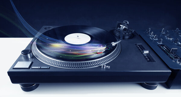 Музыкальный проигрыватель играет виниловую музыку с красочными абстрактными линиями