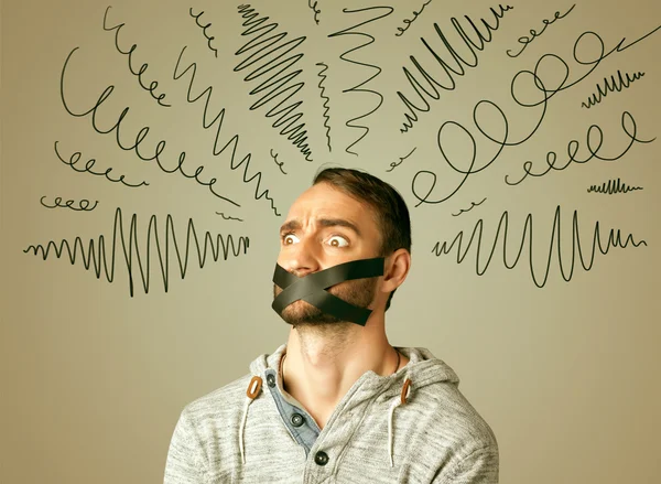 Jeune homme avec bouche collée et lignes bouclées — Photo