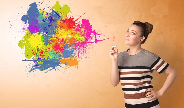 Χαριτωμένο κορίτσι φυσάει πολύχρωμα γκράφιτι — Φωτογραφία Αρχείου
