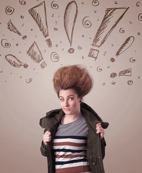 Jeune femme avec coiffure et signes d'exclamation dessinés à la main — Photo