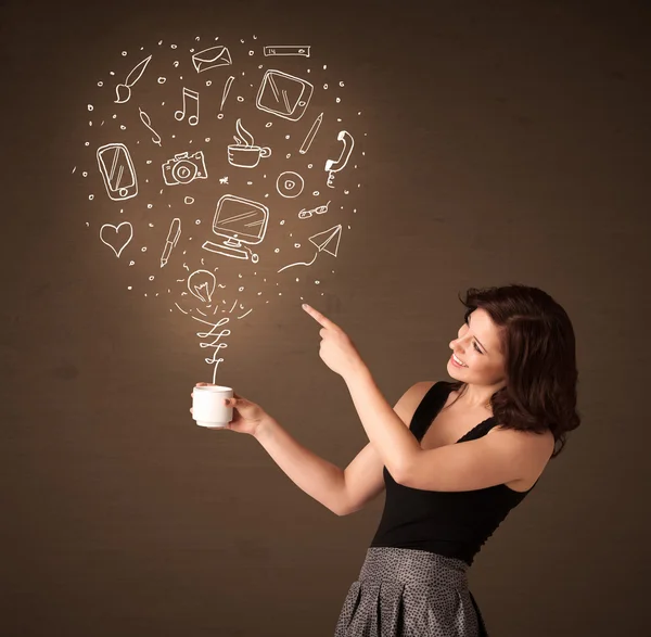 Femme d'affaires tenant une tasse blanche avec des icônes des médias sociaux — Photo