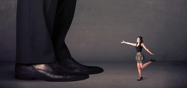 Ogromne nogi z małą businesswoman stoi przed koncepcją — Zdjęcie stockowe
