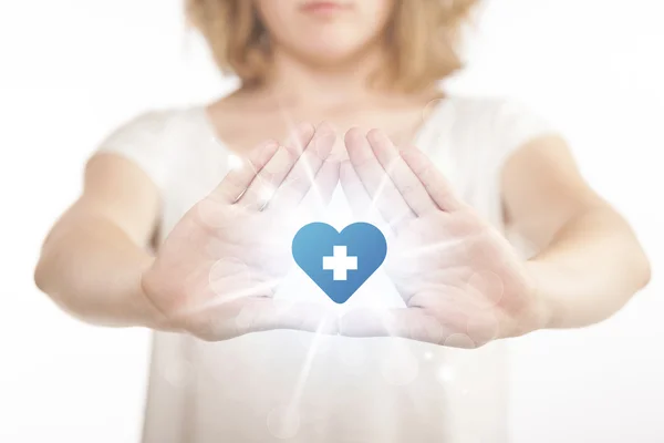 Mani che creano una forma con croce blu cuore — Foto Stock