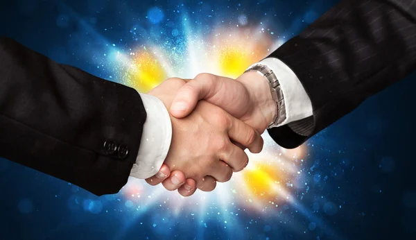 Dos hombres de negocios dándose la mano — Foto de Stock