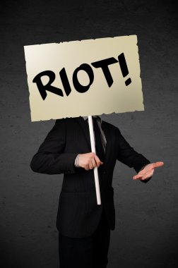 İş adamı protesto işareti tutuyor.