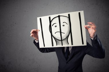 esir parmaklıklar arkasında bir kağıt üzerinde tutan işadamı