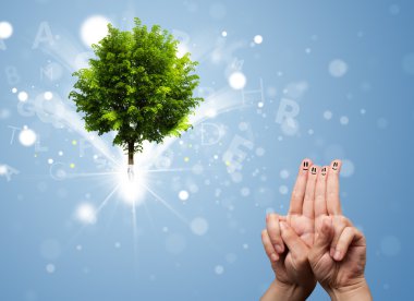 Yeşil sihirli ağaçla gülümseyen mutlu parmaklar