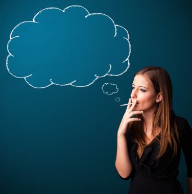 Fikir bulutuyla sigara içen güzel bayan