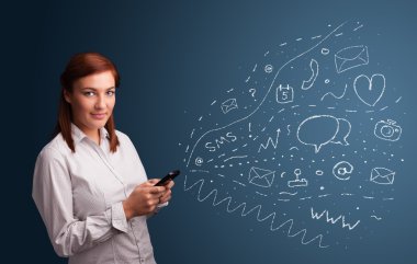 Çeşitli modern teknoloji simgeleriyle akıllı telefonda yazan kız