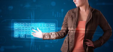 Sanal klavye tipine basan kız