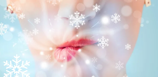 Ładna kobieta usta wieje zimny wiatr — Zdjęcie stockowe