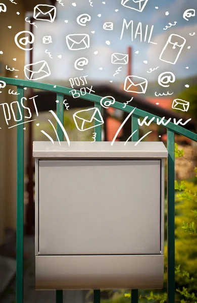Caixa postal com ícones de correio desenhados à mão branca — Fotografia de Stock