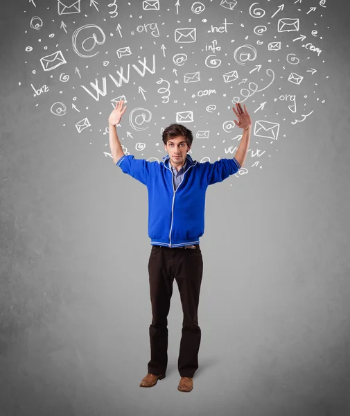 Hombre joven casual con el icono abstracto de los medios blancos garabatos — Foto de Stock