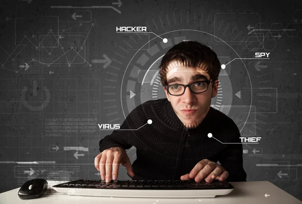 Jovem hacker em ambiente futurista hacking informações pessoais — Fotografia de Stock