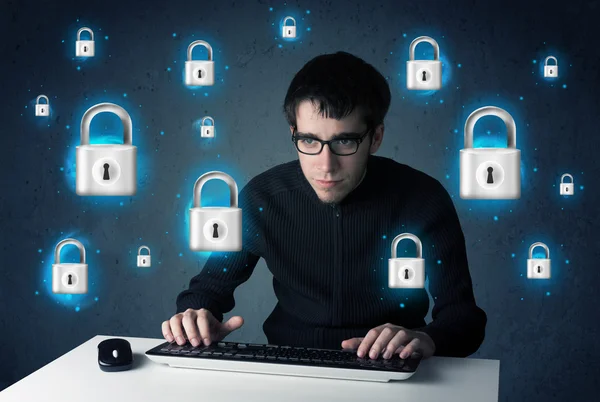 Junge Hacker mit virtuellen Schloss-Symbolen und Symbolen — Stockfoto