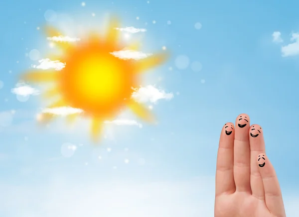 Fröhliche Finger-Smileys mit strahlender Sonne und Wolken — Stockfoto