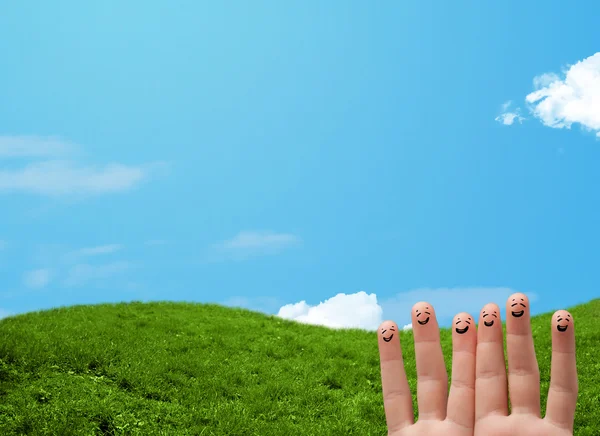 Vrolijke vingerglimlachen met landschap op de achtergrond — Stockfoto