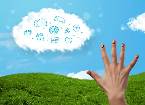 Mutlu gülen parmakları ile sosyal simgeleri mavi bulut seyir ve — Stok fotoğraf