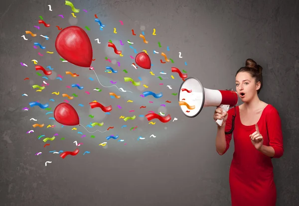 Молодая девушка веселится, крича в мегафон с воздушными шарами — стоковое фото