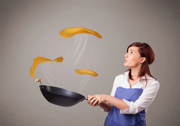 Mujer haciendo panqueques —  Fotos de Stock