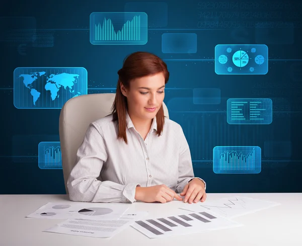 Affärskvinna som gör pappersarbete med digital bakgrund — Stockfoto