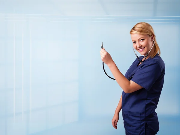 Mooie verpleegster in het ziekenhuis luisteren naar lege kopie ruimte met sthe — Stockfoto