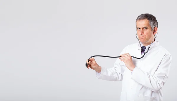 Lekarz słuchający pustej przestrzeni kopiującej stetoskopem — Zdjęcie stockowe