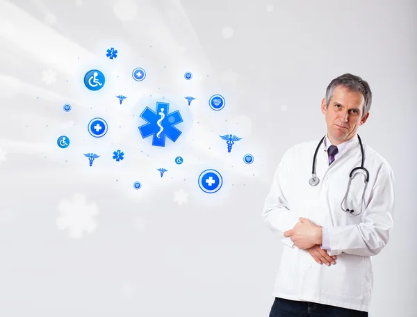 Doktor s modrými lékařskými ikonami — Stock fotografie