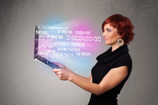Случайная женщина держит ноутбук со взрывающимися данными и числами — стоковое фото