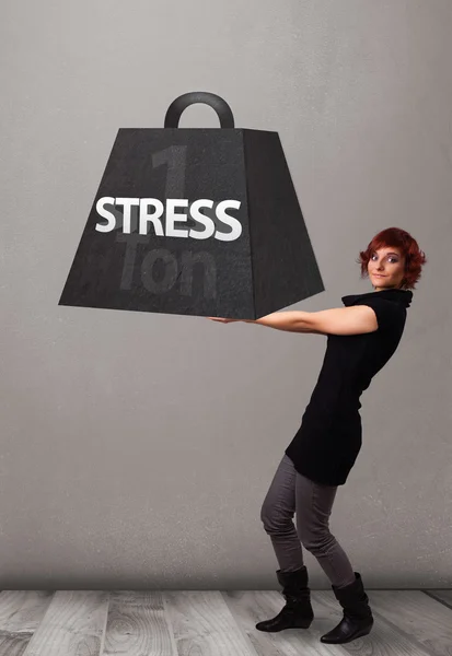 Junge Frau mit einer Tonne Stressgewicht — Stockfoto