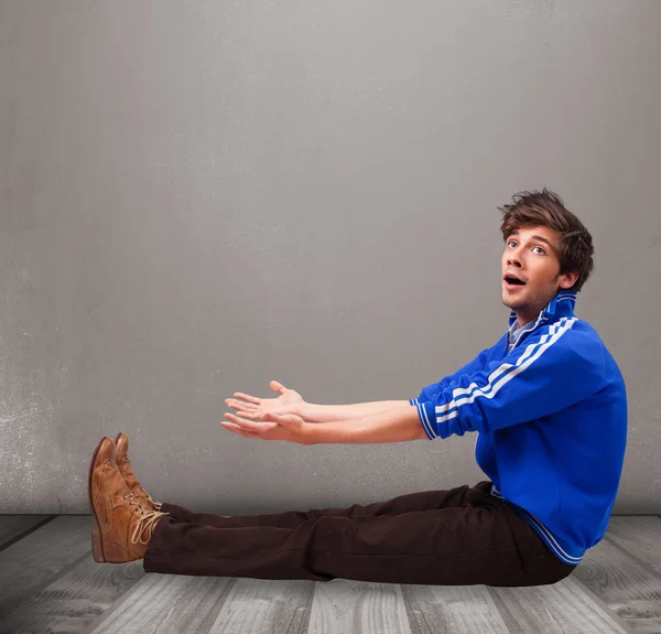 Young man presenting an empty copy space — Stock Photo, Image