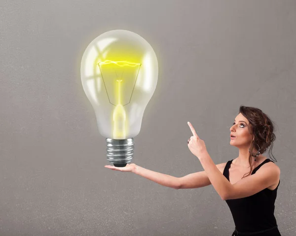 Vacker dam som håller realistisk 3d glödlampa — Stockfoto
